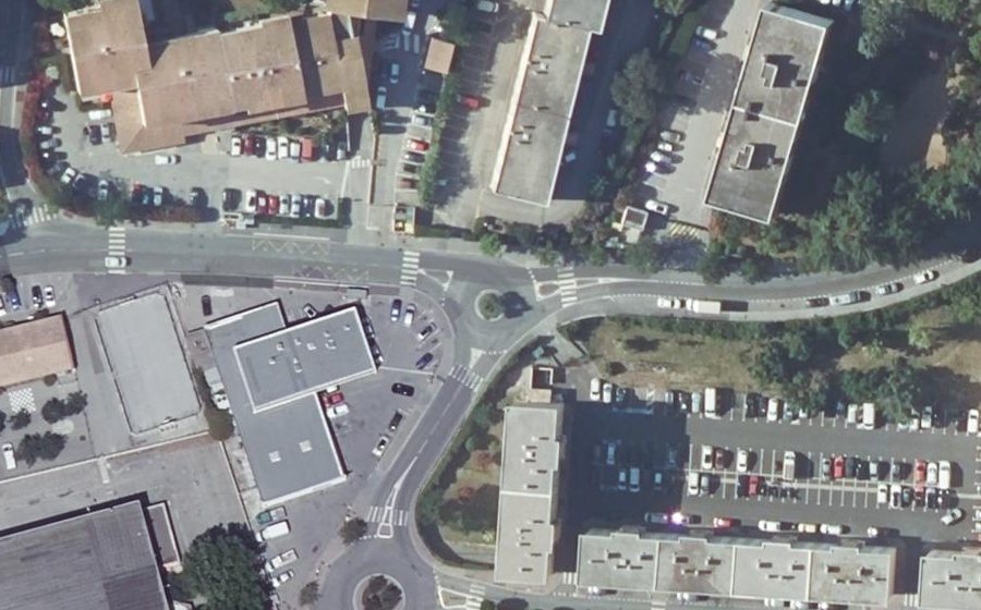 Vue aérienne du Rond-point anonyme n°340399511