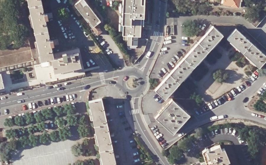 Vue aérienne du Rond-point anonyme n°340425978