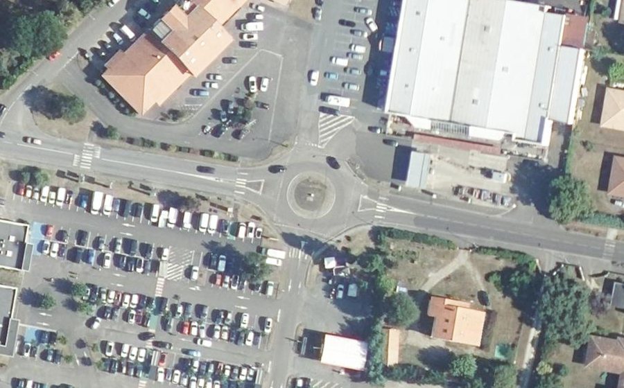 Vue aérienne du Rond-point anonyme n°340435816