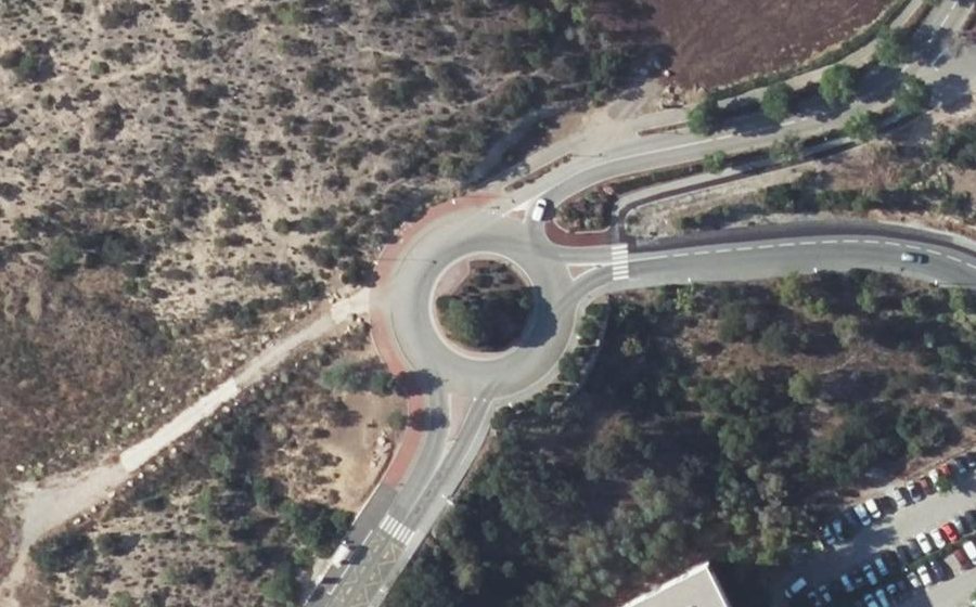 Vue aérienne du Rond-point anonyme n°340438407