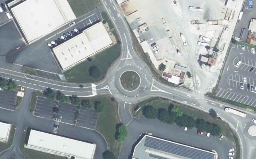 Vue aérienne du Rond-point anonyme n°340492132
