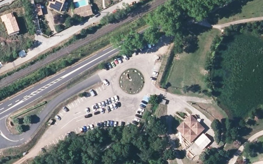 Vue aérienne du Rond-point anonyme n°340519303