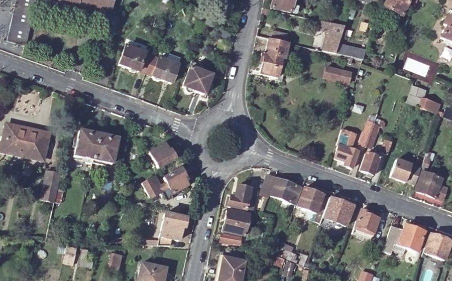 Vue aérienne du Rond-point anonyme n°34053358
