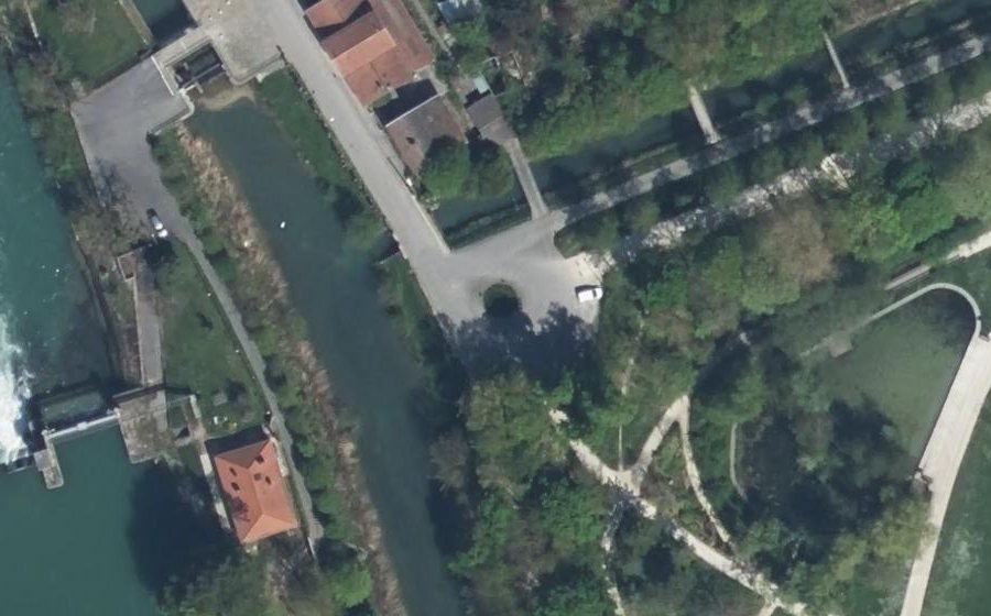 Vue aérienne du Rond-point anonyme n°340697262