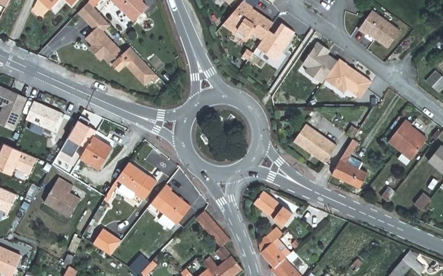Vue aérienne du Rond-point anonyme n°34070499