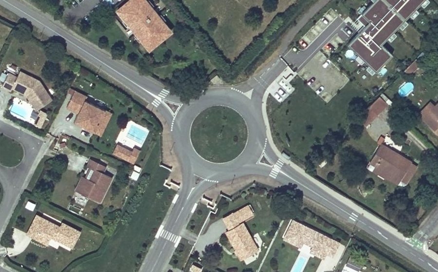 Vue aérienne du Rond-point anonyme n°34075599
