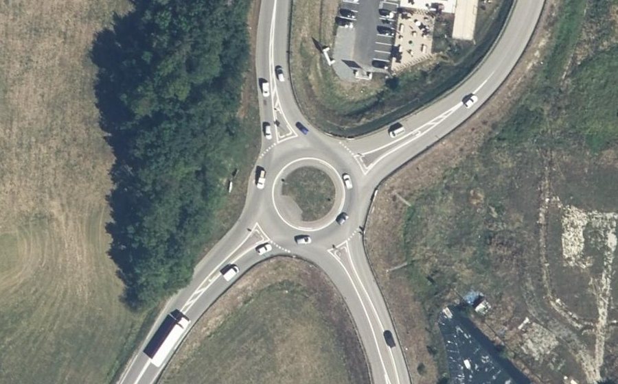 Vue aérienne du Rond-point anonyme n°340814525