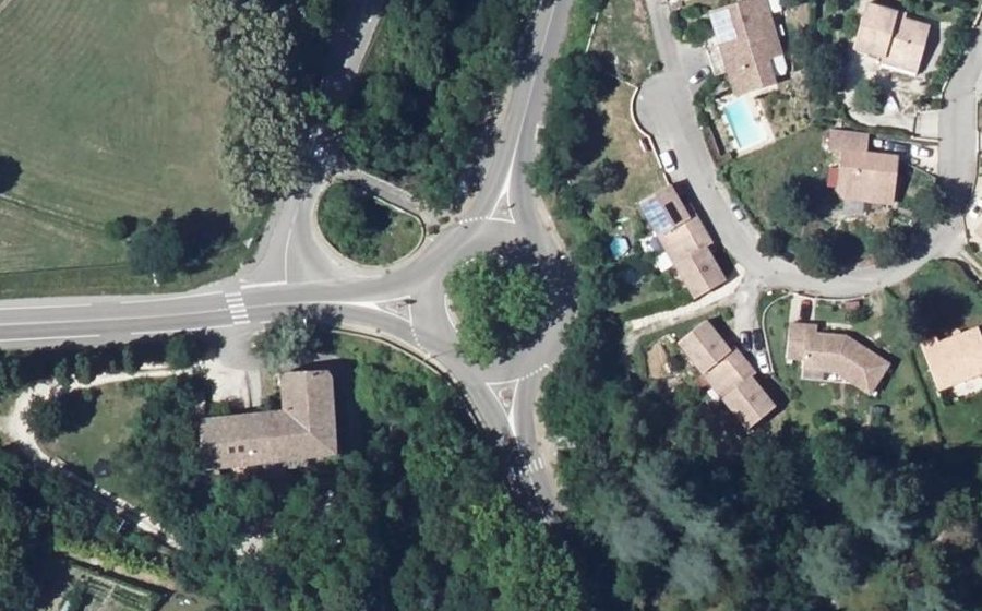 Vue aérienne du Rond-point anonyme n°34089722