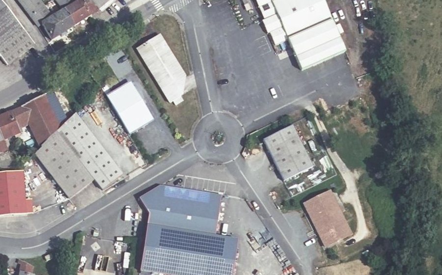 Vue aérienne du Rond-point anonyme n°340936787