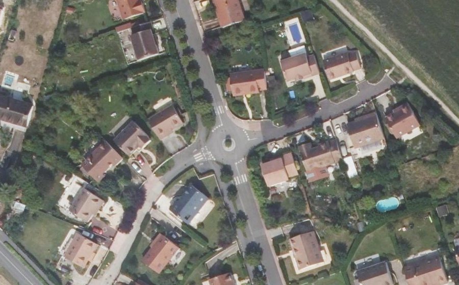 Vue aérienne du Rond-point anonyme n°341037072