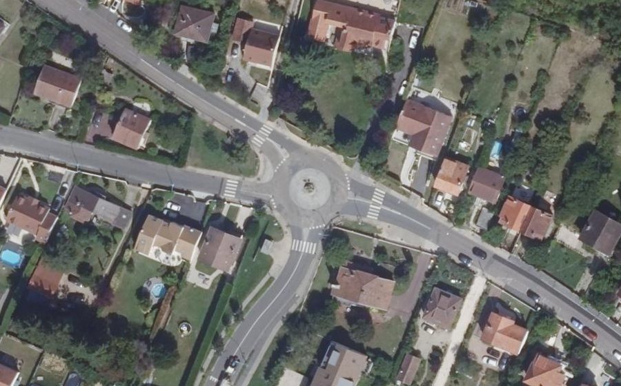 Vue aérienne du Rond-point anonyme n°341037080