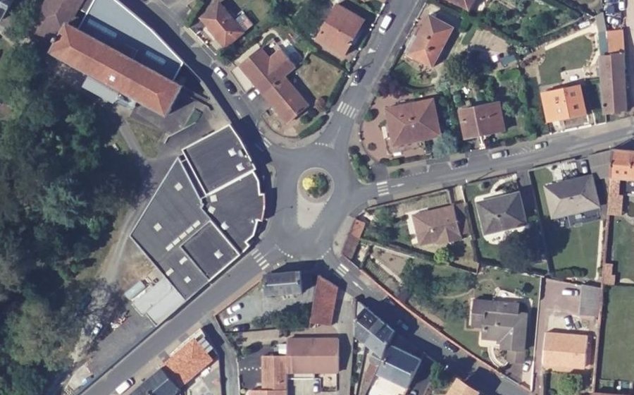 Vue aérienne du Rond-point anonyme n°34129833