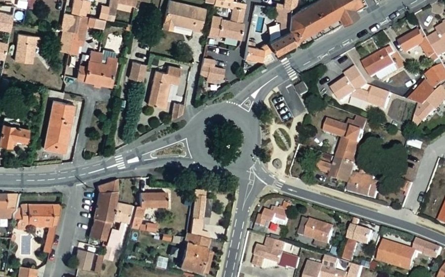Vue aérienne du Rond-point anonyme n°34137329