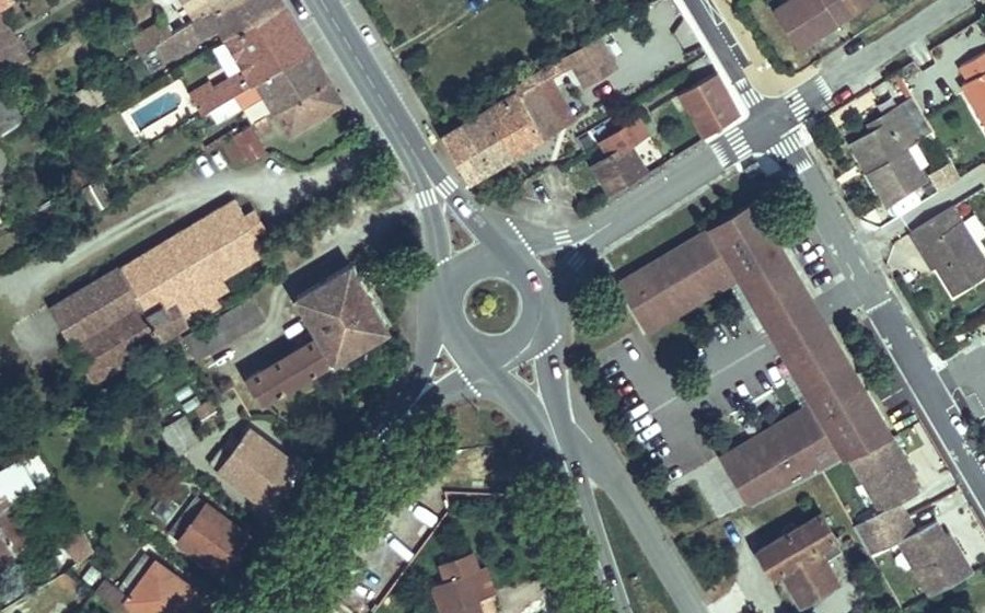 Vue aérienne du Rond-point anonyme n°34169413