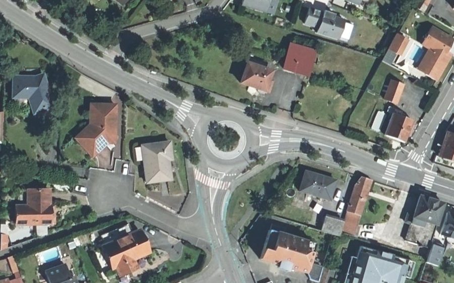 Vue aérienne du Rond-point anonyme n°34169775
