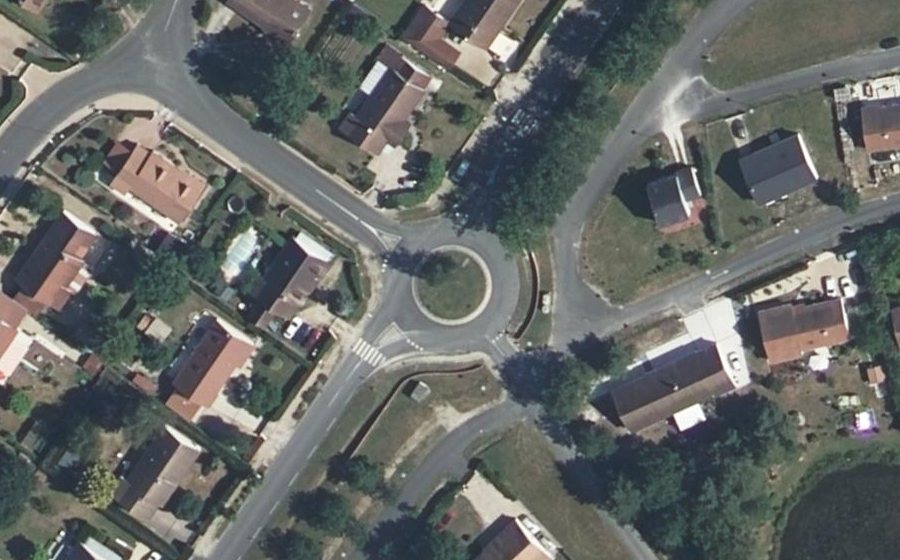 Vue aérienne du Rond-point anonyme n°341734260