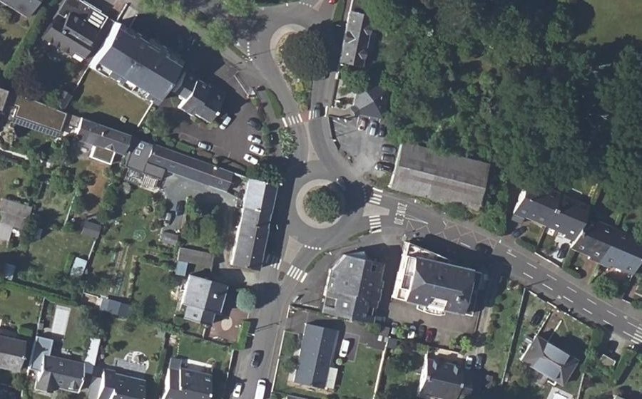 Vue aérienne du Rond-point anonyme n°34176689
