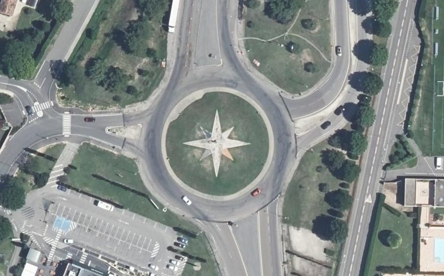 Vue aérienne du Rond-point anonyme n°34182607
