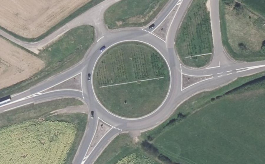 Vue aérienne du Rond-point anonyme n°34207791