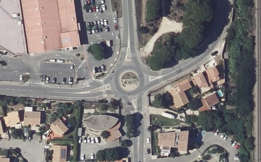 Vue aérienne du Rond-point anonyme n°34208797