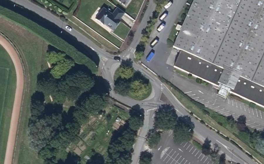 Vue aérienne du Rond-point anonyme n°34210468
