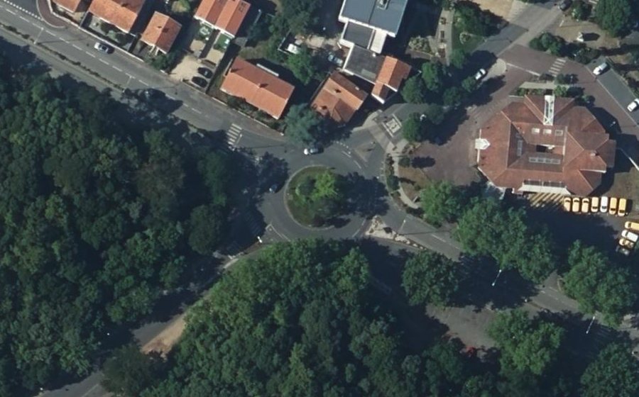 Vue aérienne du Rond-point anonyme n°34216640