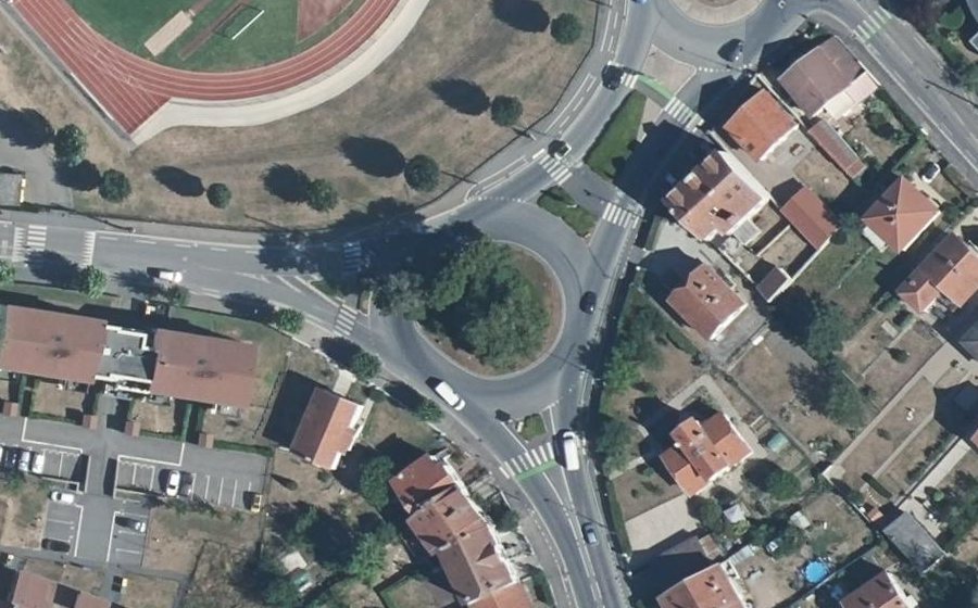 Vue aérienne du Rond-point anonyme n°34218653