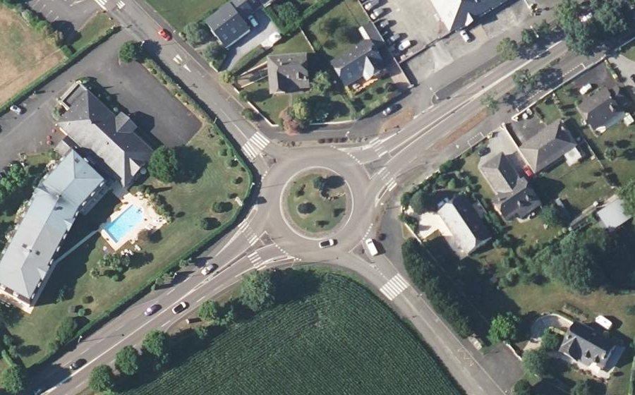 Vue aérienne du Rond-point anonyme n°34221513