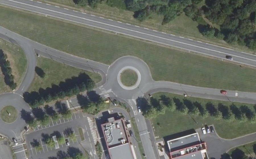 Vue aérienne du Rond-point anonyme n°34223616