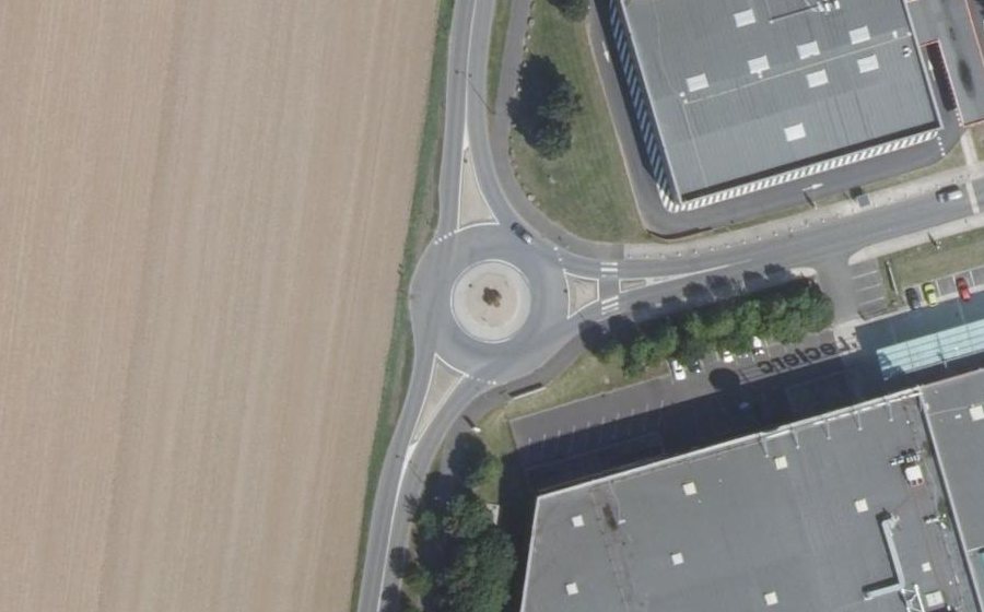 Vue aérienne du Rond-point anonyme n°34223697