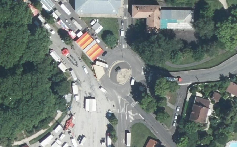 Vue aérienne du Rond-point anonyme n°34242275