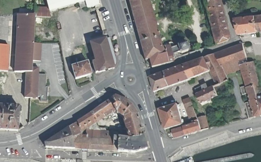 Vue aérienne du Rond-point anonyme n°34244843