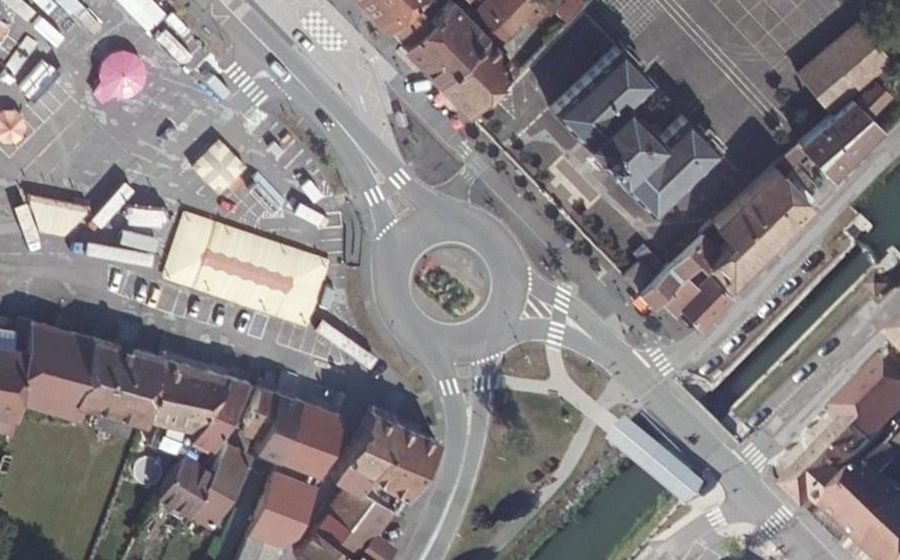 Vue aérienne du Rond-point anonyme n°34245591