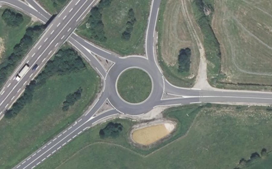 Vue aérienne du Rond-point anonyme n°34248175