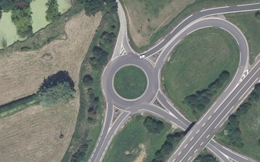 Vue aérienne du Rond-point anonyme n°34248176