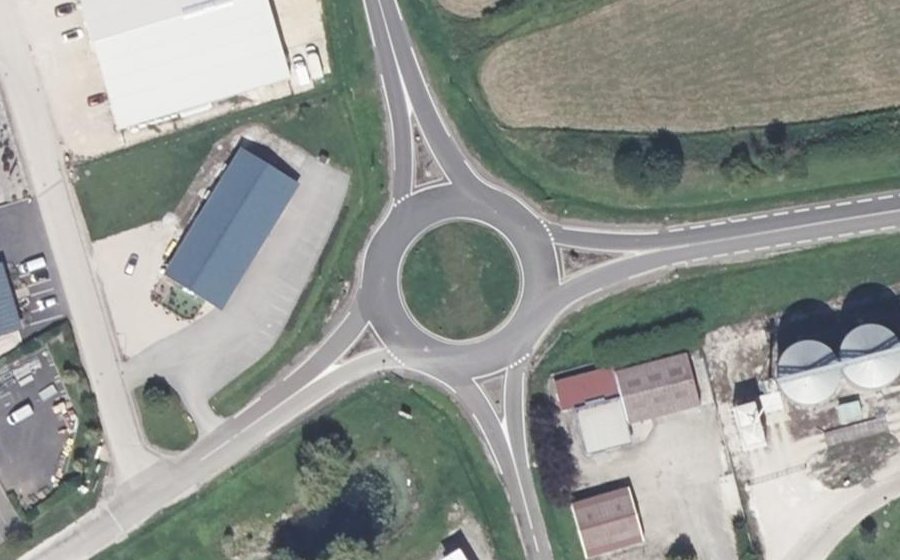 Vue aérienne du Rond-point anonyme n°34248177