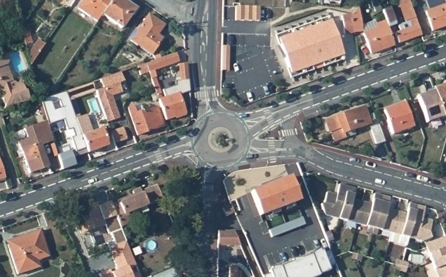 Vue aérienne du Rond-point anonyme n°34249749