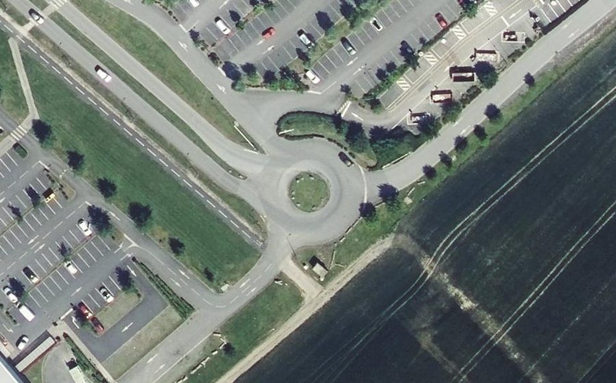 Vue aérienne du Rond-point anonyme n°342558669