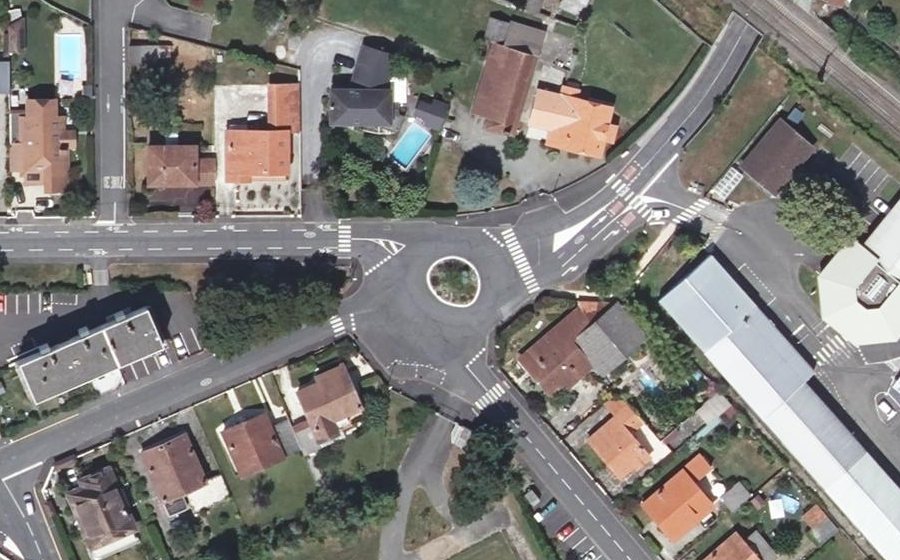 Vue aérienne du Rond-point anonyme n°34259924