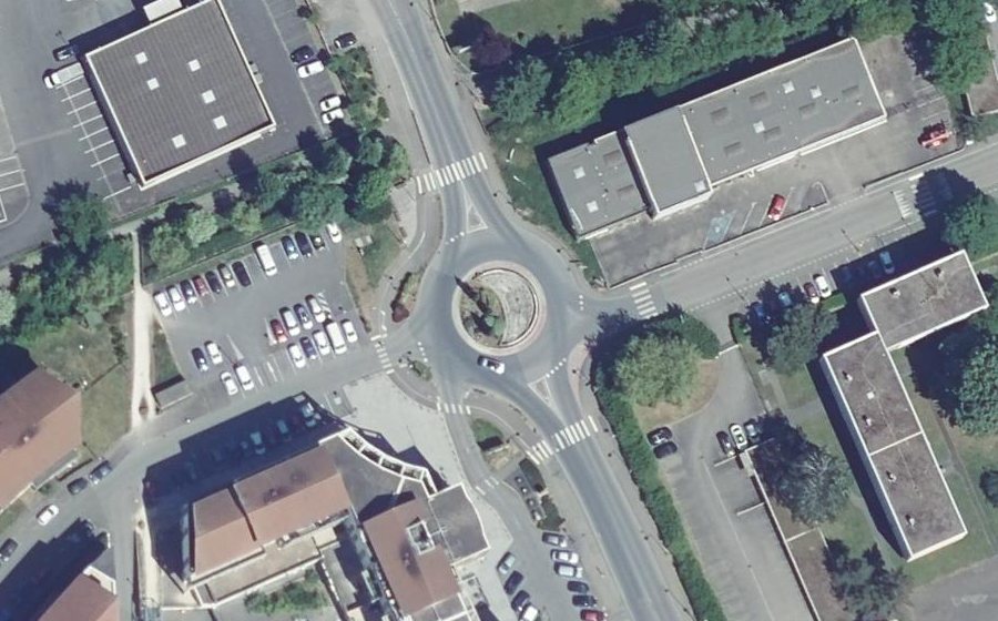 Vue aérienne du Rond-point anonyme n°342829266
