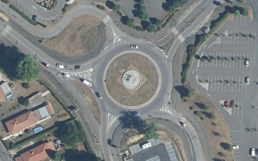 Vue aérienne du Rond-point anonyme n°34284799