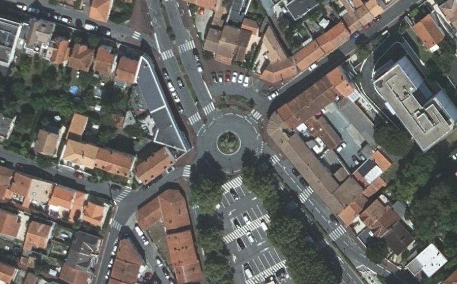 Vue aérienne du Rond-point anonyme n°342859417