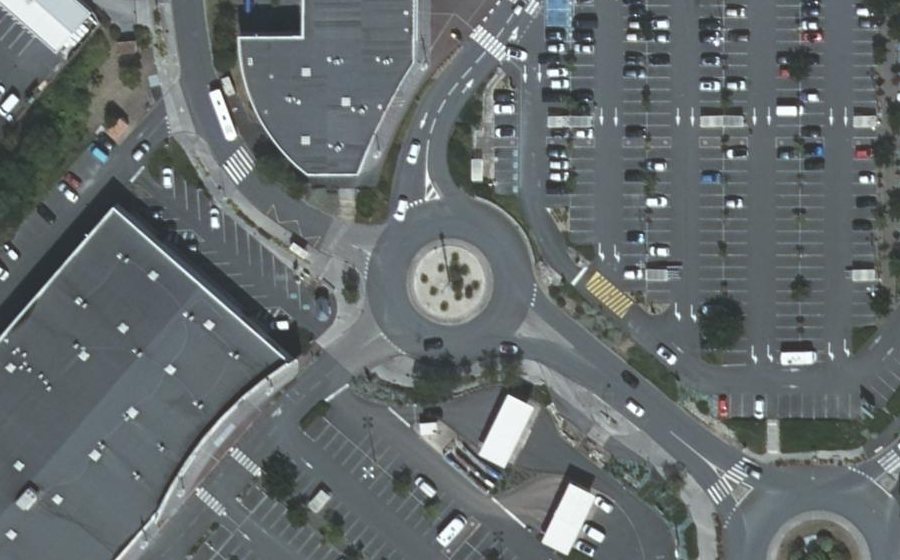 Vue aérienne du Rond-point anonyme n°342859421