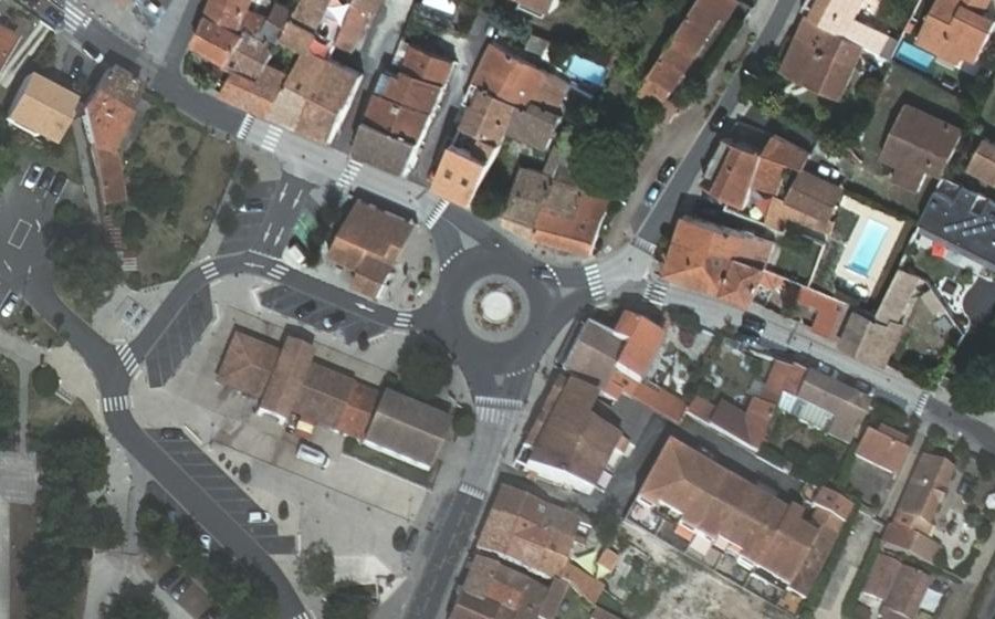 Vue aérienne du Rond-point anonyme n°342859423