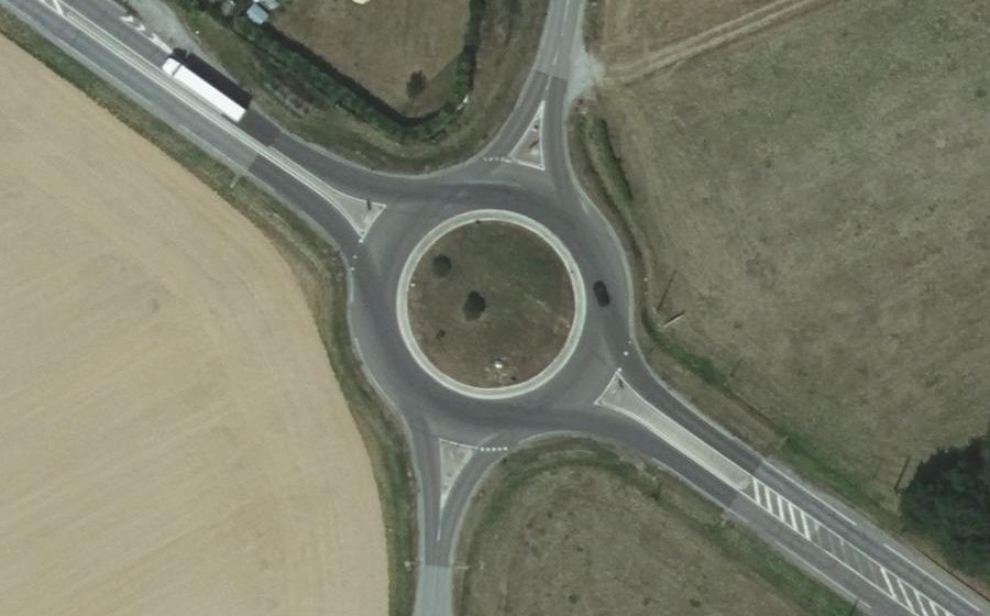 Vue aérienne du Rond-point anonyme n°342949480