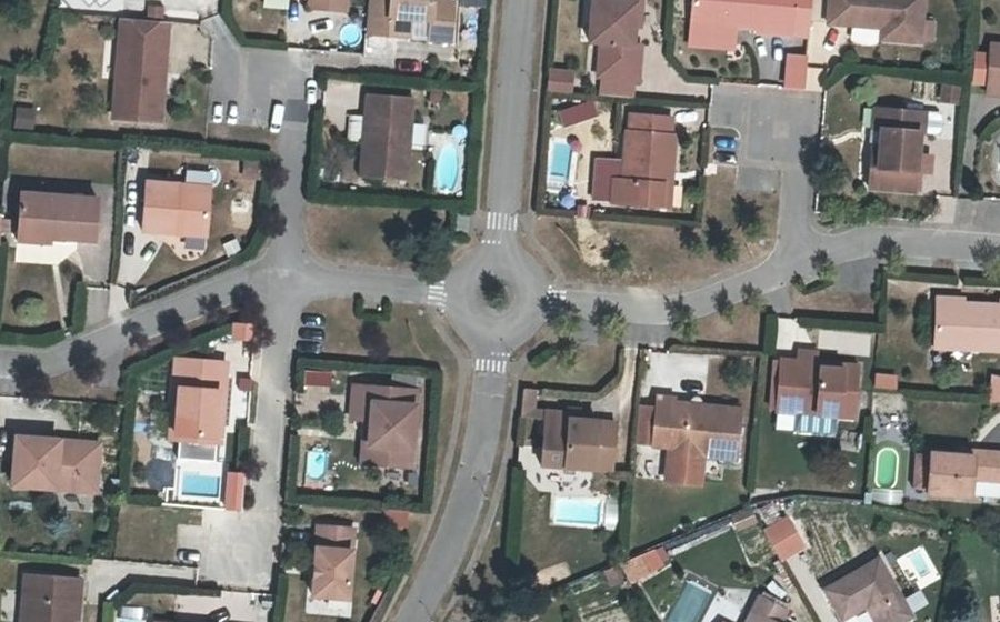 Vue aérienne du Rond-point anonyme n°34298575