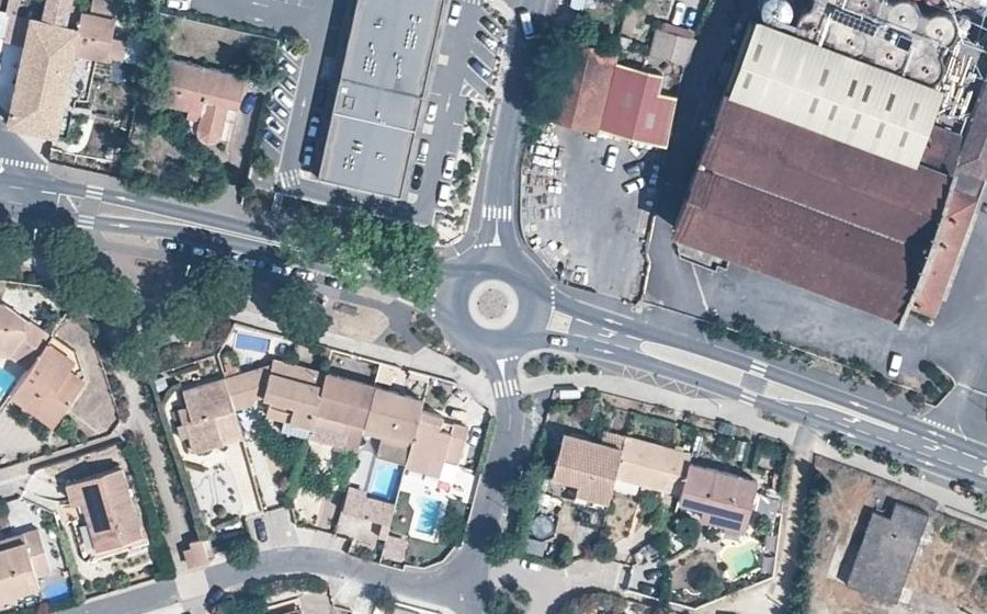 Vue aérienne du Rond-point anonyme n°343009070