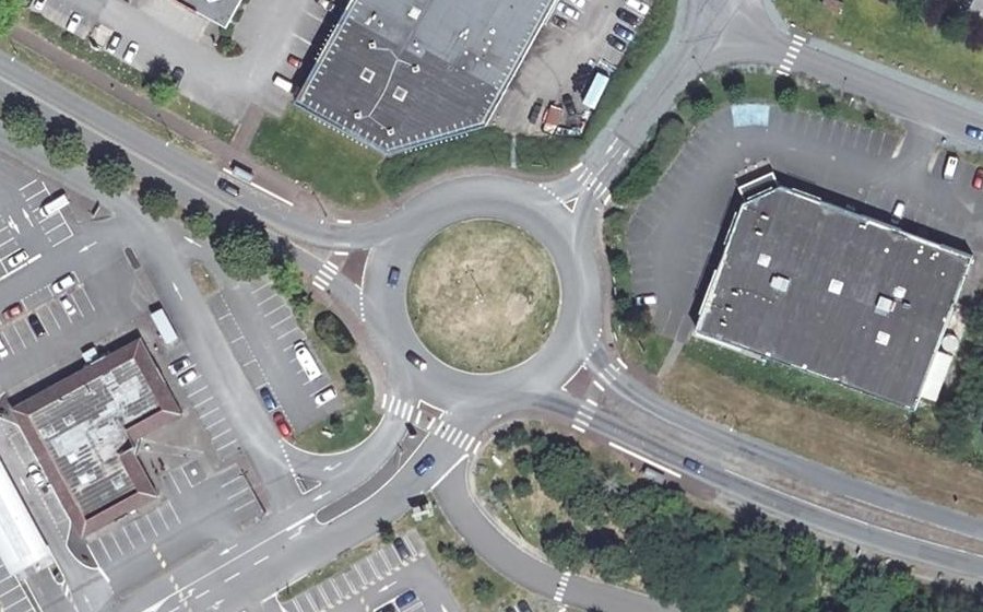 Vue aérienne du Rond-point anonyme n°34308906