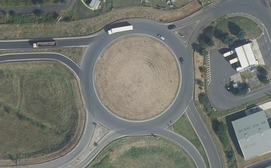 Vue aérienne du Rond-point anonyme n°34311374