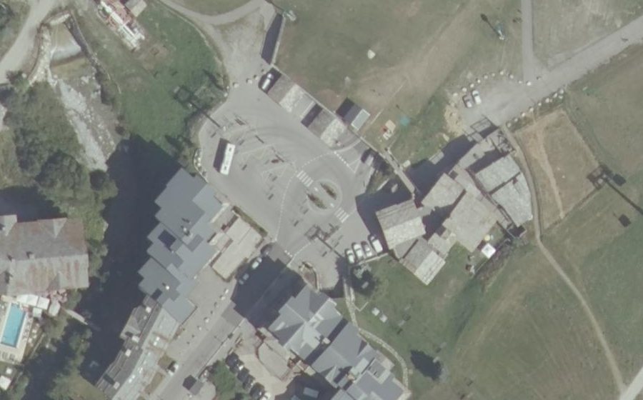Vue aérienne de la Place du Rond-Point des Pistes